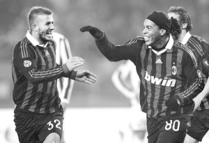 Футболист ”Милана” Рональдиньйо (справа) забил два гола в ворота ”Ювентуса”. Бразильцу помог отметиться Девид Бекхэм. Еще один гол провел Алессандро Неста