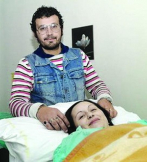 32-летняя Кармела Меле с мужем Пино в роддоме Беневенто. Все шестеро младенцев — в инкубаторах. Они родились на два месяца ранее срока