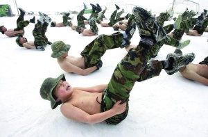В военном зимнем лагере в Ансане мальчики раздеваются по пояс. Девочки тренируются в футболках
