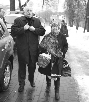 Кандидат в президенты Василий Протывсих и его поклонница Екатерина Сергиенко во вторник идут на съезд молодежного движения ”Против всех!” в столичный Международный центр культуры и искусств
