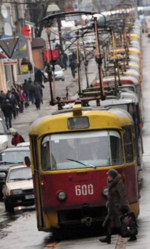 Пустые харьковские трамваи стоят в понедельник в центре города возле мэрии
