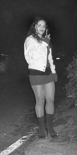 Проститутка на дороге возле итальянского города Ломаццо в регионе Ломбардия предлагает свои услуги. Среди итальянских проституток достаточно много эмигранток из Украины, России, Молдовы, Румынии