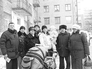 Людмила Хильчук із донькою (у центрі) та інші обурені черговики 4 січня ходили до міського голови Рівного, аби вияснити кому дісталися обіцяні їм квартири 