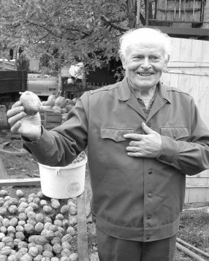Леонід Бойко з хутора Шампанії на Черкащині вивів сорт горіха з тонкою шкірою, світлим та негірким зерном. Назвав його ”бомбою”