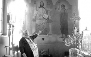 Отец Николай из храма ”Всех скорбящих радость” в Мукачево на Закарпатье показывает мироточащие стены. Перед большими праздниками миро выделяется интенсивнее. Его не собирают, миро впитывается в стену