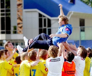 Підопічні вітають Юрія Калитвинцева після перемоги у фінальному матчі чемпіонату Європи серед 19-річних над англійцями. Донецьк, 2 серпня 2009 року