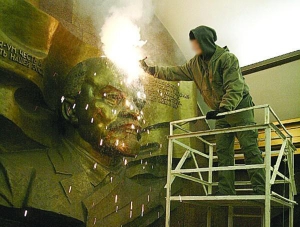 Мужчина выжигает звезду на лбу Ленина в Киеве на станции метро Театральная