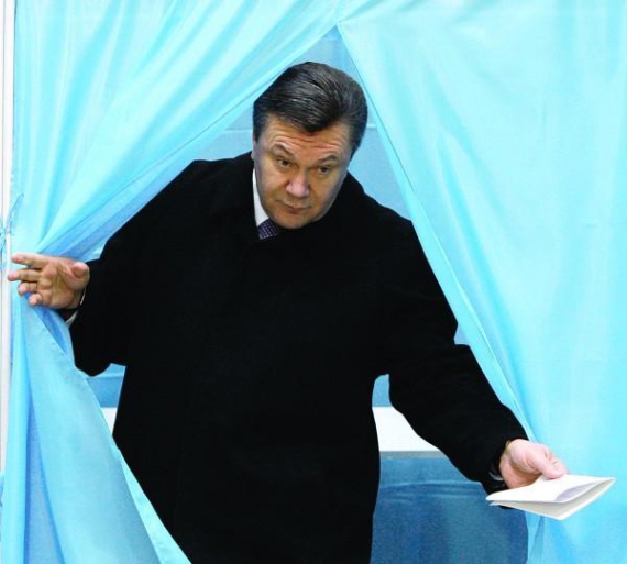 Виктор Янукович выходит из избирательной кабинки. 17 января лидер Партии регионов голосовал по месту прописки — в Оболонском районе столицы