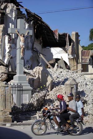 Руины церкви на Гаити
