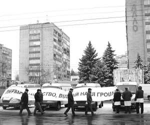 Накриті транспарантом машини ”швидкої” стоять у Черкасах минулого четверга біля будівлі, де розташоване  місцеве казначейство