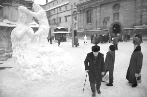 Львів’яни стоять у вівторок на площі Галицькій біля снігової скульптури, що зображує Хрещення