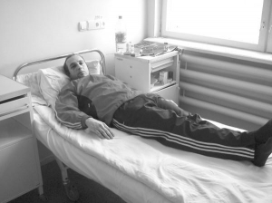 Юрій Скрекотень лікується у нейрохірургічному відділенні Черкаської обласної лікарні. У нього закрита черепно-мозкова травма, перелом носа і забій м’язів обличчя