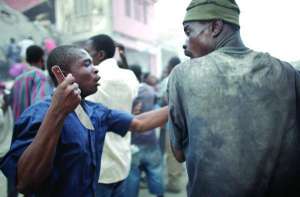Голодні і спраглі гаїтянці нападають один на одного зі зброєю. Так вони намагаються здобути хоч якусь їжу й воду