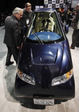 Электромобиль ”танго” представляют на международном автосалоне в Детройте. Его начали выпускать серийно. Первая машина досталась киноактеру Джорджу Клуни
