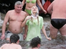 Співачка Наталя Валевська (в центрі) купається на столичній Оболонській набережній. За день перед Йорданом вона не їсть. У воду входить, тричі перехрестившись