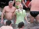 Певица Наталия Валевская (в центре) купается на столичной Оболонской набережной. За день перед Иорданом она не ест. В воду входит, трижды перекрестившись