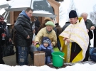 П’ятирічний киянин Олександр з бабусею вкидає гроші у ящик пожертв для храму