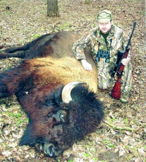 Охотник Андрей Гречаный из Киева застрелил зубра. До 2007 года животных можно было убивать под видом селекционного отстрела