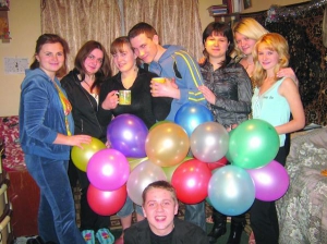 Христина Гашко (друга зліва) святкує 18-річчя подруги разом з студентами Тернопільського медичного університету імені Горбачевського. Фото зроблене 15 грудня 2009 року