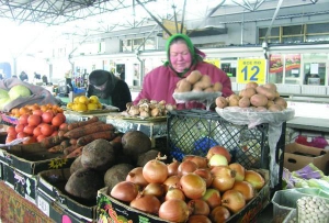 Надія Левчук чотири роки торгує овочами на ринку Урожай у Вінниці. За її пам’яті тепер установилися найвищі ціни на картоплю, 4–5 гривень за кіло