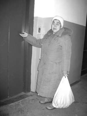 Черкащанка Галина Юнак стоїть біля непрацюючого ліфта у будинку на вулиці Благовісній, 433. Жінка має хворе серце. Без ліфта підніматися на шостий  поверх їй тяжко 