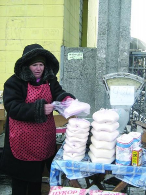 Наталия Письменчук торгует сахаром у входа в Центральный рынок в Черкассах. Говорит, что торги упали в разы. В среду с восьми утра она продала два кулька по 5 килограммов и четыре по килограмму