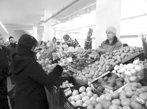 Галина Шевчук торгует фруктами на новом крытом рынке в микрорайоне Вишенка в Виннице. Килограмм мандарин здесь продают по восемь гривен