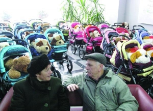 Вінничани чекають у холі міськради вручення дитячих візочків батькам, діти яких народилися на новорічні та різдвяні свята