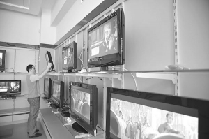 Продавець-консультант нового фірмового магазину від заводу ”Електрон” у Львові Олександр Шкірта показує різні моделі телевізорів цієї марки 
