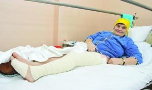Героїня помаранчевої революції Параска Королюк лежить у травматології Київської лікарні №3. Вона поламала ногу, коли агітувала людей голосувати на столичному Лісовому базарі