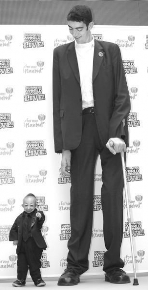 Китаец Хи Пингпинг — самый низкий человек в мире, его рост приблизительно 70 сантиметров. Турок Султан Косен — самый высокий, он 2 метра 46 сантиметров. Они встретились в Турции, где презентовали последнее издание Книги рекордов Гиннеса. Из-за роста Султа