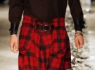 Чоловічі шотландські спідниці французький дизайнер Готьє рекомендує носити зі спортивним взуттям. Їх можна одягати й поверх штанів