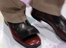 В моду входят туфли из толстой кожи. Дизайнеры подчеркивают их более темными вставками