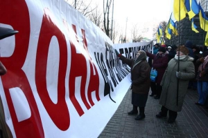 Під стінами уряду 25 січня мітингують прихильники Партії регіонів. Вони розгортають плакат із написом ”Вона це брехня. Брехня не переможе!”