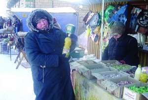 Валентина Хлебникова из города Каменка на Черкасчине купила бутылку масла ”Квіточ” за 7,8 гривни. Это самая низкая цена на городском рынке