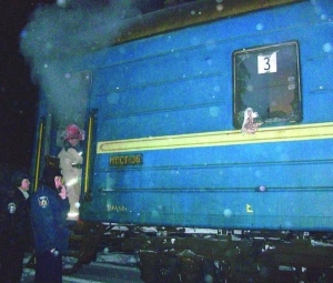 Спасатели работают в вагоне №3 поезда ”Черновцы — Киев”. В нем взорвался газовый баллон, пострадали девять человек