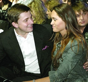 Заместитель столичного мэра Олесь Довгий с моделью Викторией Левищенко в октябре 2007 года на показе дизайнера Вероники Жанви в Киеве