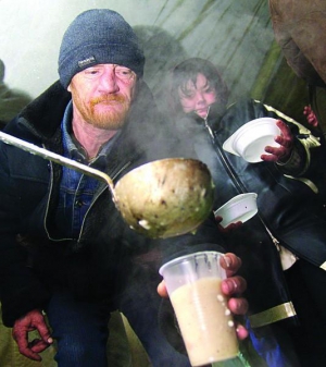 Безпритульні отримують обід в одеському пункті обігріву і харчування 25 січня 2010 року. Там у будь-який час доби можна випити чай і зігрітися