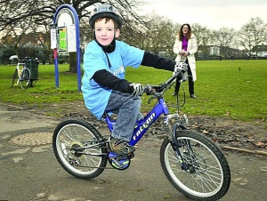 Чарли Симпсон во время велотура проехал по лондонскому парку 8 километров. Обращение мальчика пожертвовать гаитянам деньги тронуло людей во многих странах