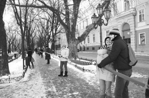Одесситы растянули по Приморскому бульвару в субботу связанные вместе шарфы. Они связали их детям из местных сиротинцев