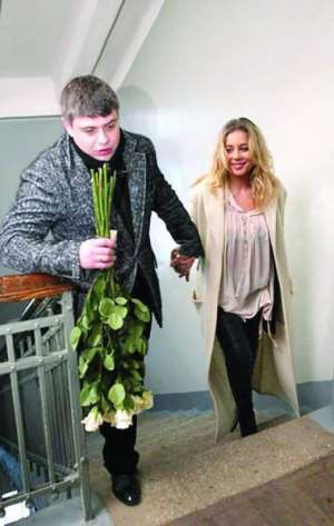 Співачка Тіна Кароль зі своїм чоловіком, продюсером Євгеном Огиром піднімається сходами столичного Інституту музики імені Глієра. Вона прийшла здавати іспит з вокалу