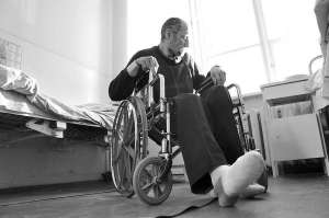 Бездомний Віктор у вівторок у палаті опікового відділення тернопільської міської лікарні. Через морози він втратив усі пальці на правій нозі