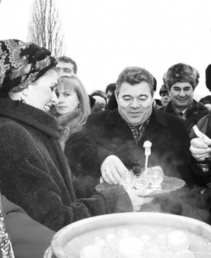 Евгений Томин (в центре) 1 марта 2003-го пробует вареники на презентации Сорочинской ярмарки в Киеве. Через пять месяцев его уволили с должности главы Полтавской облгосадминистрации. Сзади Томина — руководитель Сорочинской ярмарки Светлана Свищева. В то в