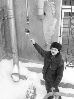Программист Гайсинского управление газового хозяйства Александр Бессараб показывает перерезанную газовую трубу