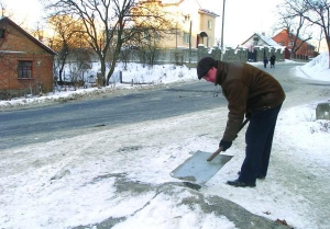 26 січня житель вулиці Заболотного у Вінниці Віталій Мельник посипає тротуар піскосумішшю