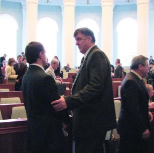Петр Литвин (в центре) разговаривает с коллегами в сессионном зале облгосадминистрации 10 ноября 2009 года