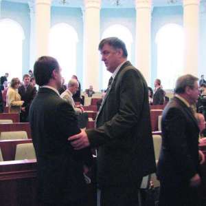 Петро Литвин (у центрі) розмовляє з колегами в сесійному залі облдержадміністрації 10 листопада 2009 року