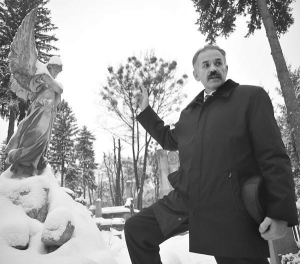 Директор Личаківського цвинтаря у Львові Ігор Гавришкевич прогулюється головною алеєю цвинтаря у п’ятницю, 15 січня. Скаржиться, що через епідемію  грипу цього року на Різдвяні свята було значно менше відвідувачів, ніж у минулі роки