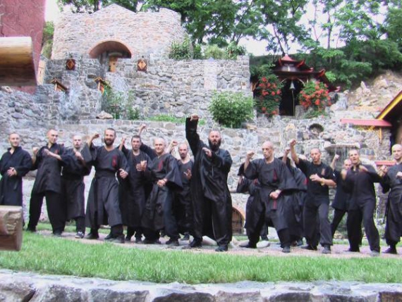 Руководитель храма боевых искусств ”Белый лотос” черкасчанин Владимир Скубаев (в центре)  вместе со своими учениками после тренировок летом  2007 года