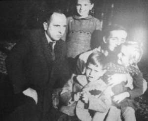 Степан Бандера з дружиною і трьома дітьми на відпочинку в лісі